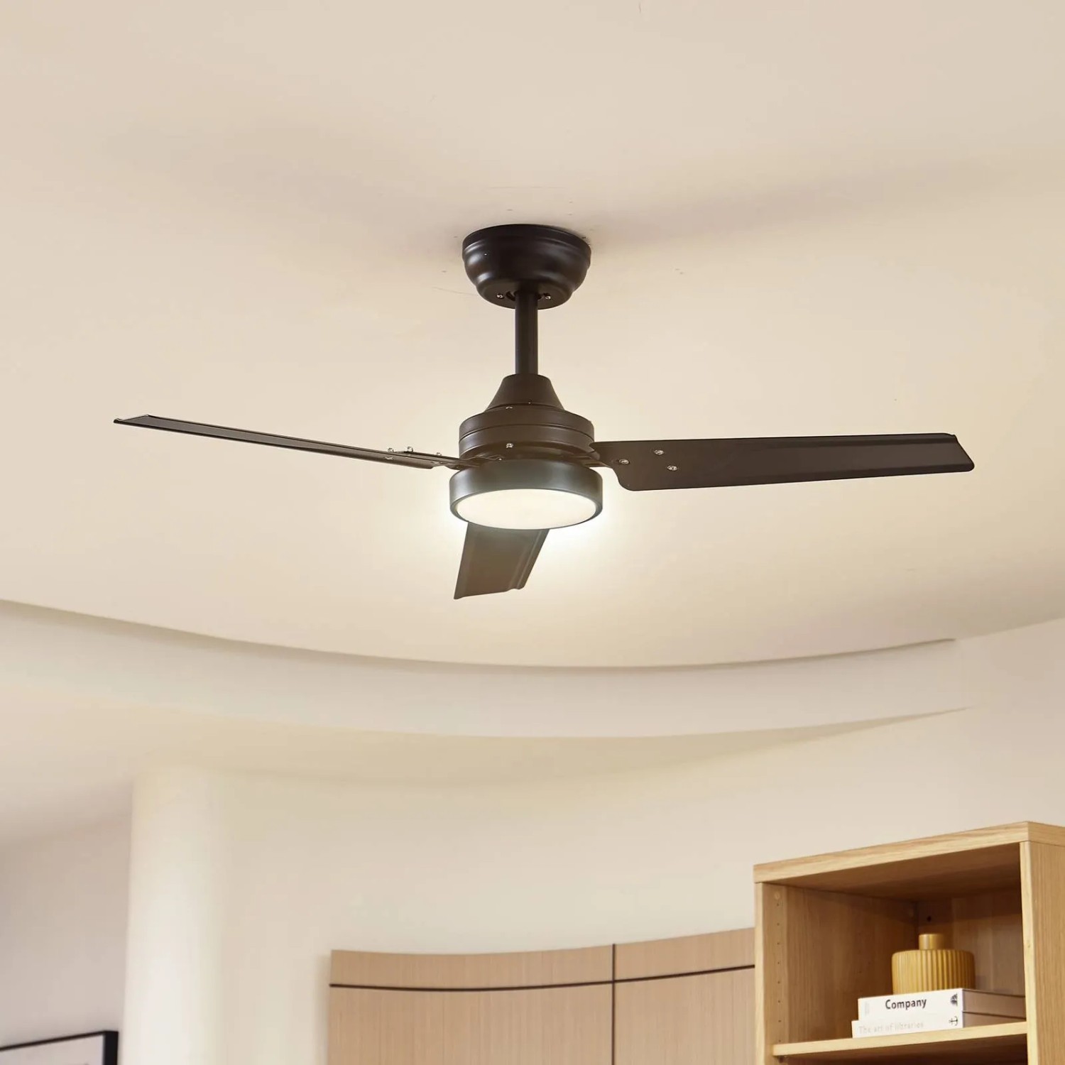 Schwarzer Lindby LED Deckenventilator Aerallo mit Lampe und drei Flügeln.