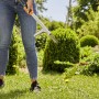 Gardena Unkrautstecher im Einsatz: Unkrautentfernung im Garten ohne Bücken.