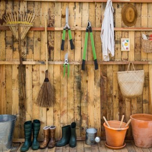 3-teiliges Gartenscheren Set: Heckenschere, Astschere und Rosenschere vor Holzwand.