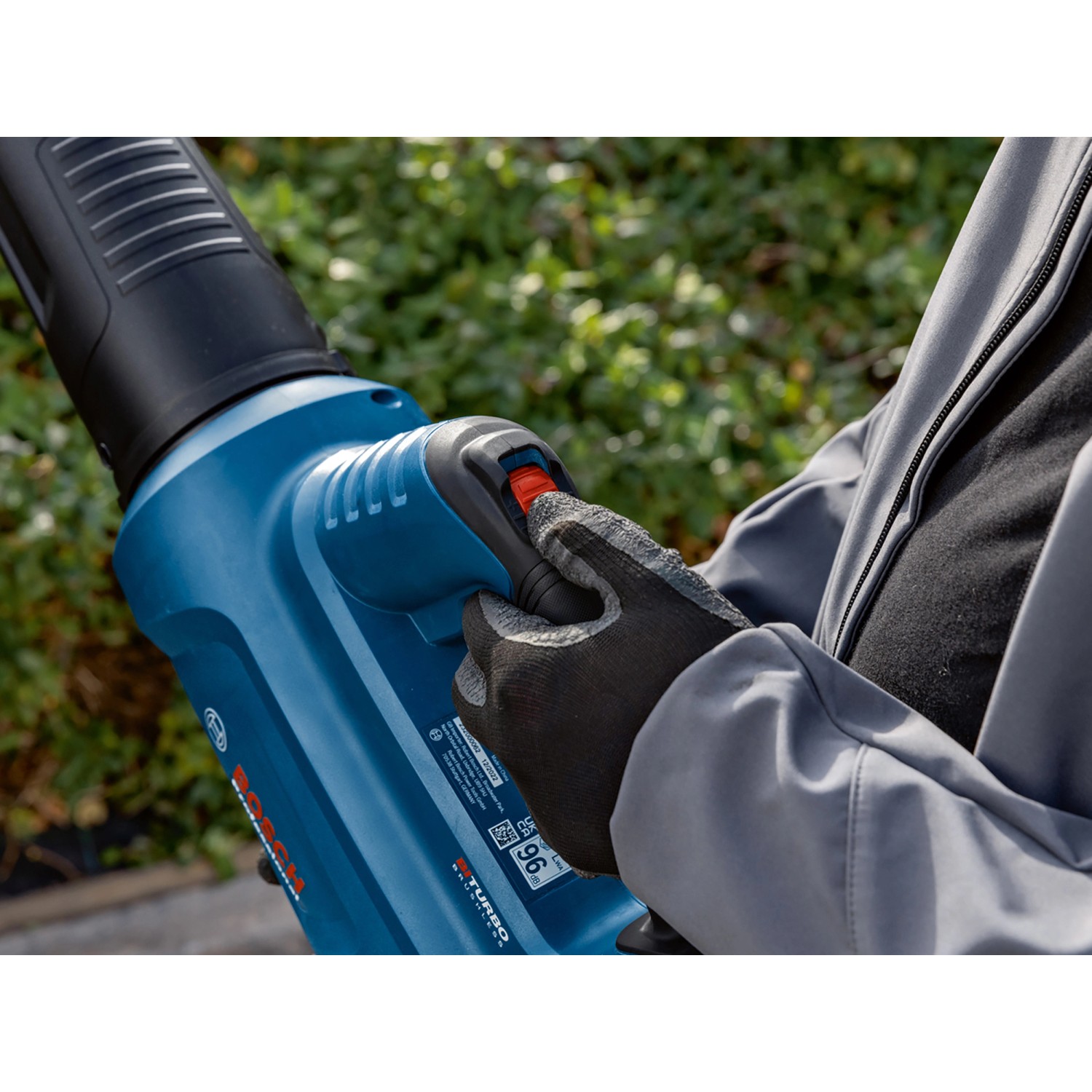 Bosch Professional Akku-Laubbläser GBL 18V-750 Solo in Aktion, Detailaufnahme der Bedienung.
