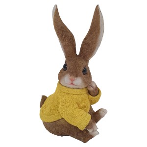 Dekorative Hasenfigur (46 cm) mit gelbem Pulli für die Gartendekoration.