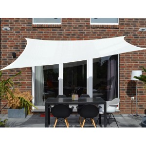 Weißes Floracord Vierecksonnensegel (400x500cm) über einer Terrasse mit Tisch und Stühlen.