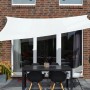 Weißes Floracord Vierecksonnensegel (400x500cm) über einer Terrasse mit Tisch und Stühlen.