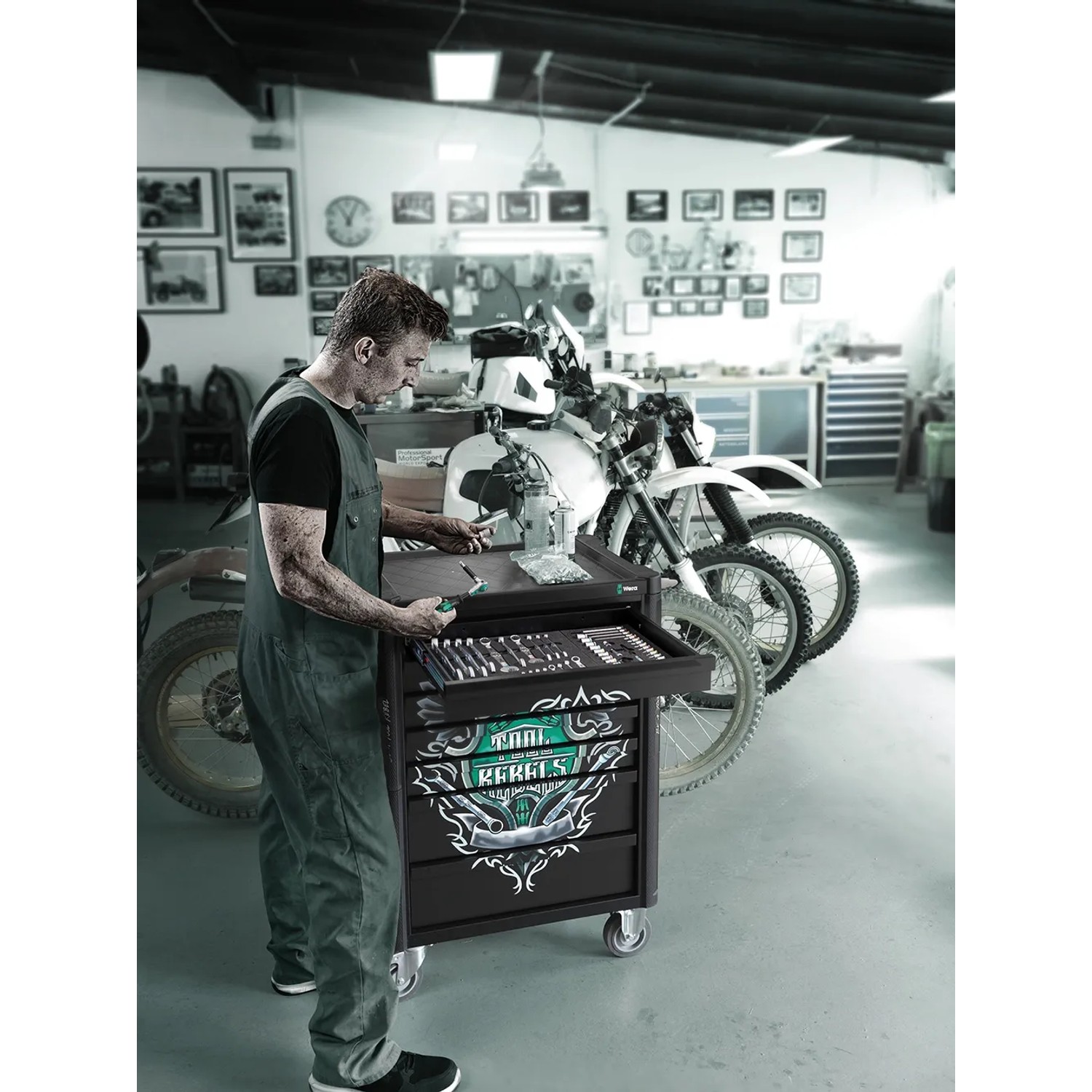 Wera Werkstattwagen 9700 Tool Rebel mit 78-teiligem Werkzeugsortiment in Werkstatt.