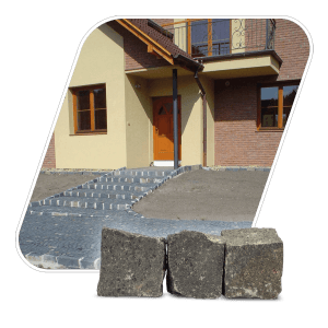 Galamio Basaltpflaster 4/6, gebrochen, im Bigbag (1000kg) vor Haus mit gepflastertem Weg.