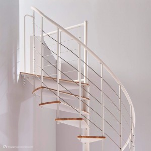 Moderne Intercon Select Wendeltreppe, Polar-Weiß, 14 Eiche Natur Stufen, Edelstahlgeländer. Raumspar-Innentreppe.