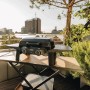 Enders Elektrogrill eUrban 2 Mobil auf Tisch mit Seitenablagen. Kompakter Grill für Balkon und Terrasse.