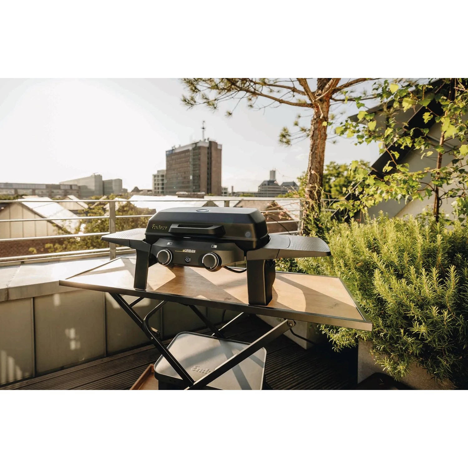 Enders Elektrogrill eUrban 2 Mobil auf Tisch mit Seitenablagen. Kompakter Grill für Balkon und Terrasse.