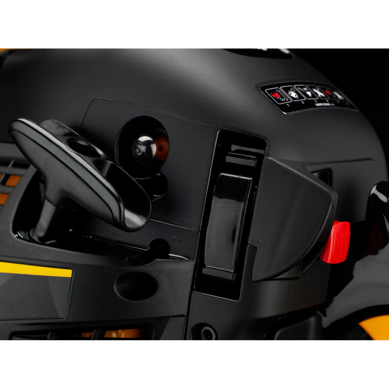 Detailaufnahme: McCulloch CS 410 Elite Benzin-Kettensäge, Bedienelemente und Startvorrichtung.