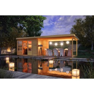 Karibu Holz-Gartenhaus Ängelholm mit Pultdach und überdachter Terrasse am Wasser.