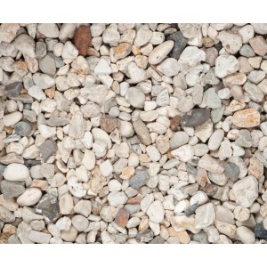 Nahaufnahme von hellem Quarzkies (8-16 mm) als Zierkies für den Garten.