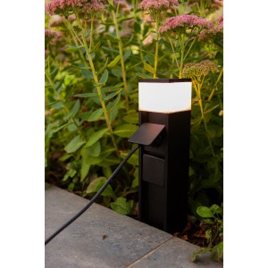 Schwarzer Lutec LED Stromverteiler Mains mit Licht und zwei Steckdosen im Garten.