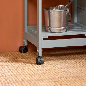 Detailaufnahme: Hellgrauer SoBuy Küchenwagen mit Rollen und Schubladen auf Teppich.