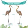 Zwei metallene Kranich Gartenstatuen, eine mit gesenktem, eine mit erhobenem Kopf, mit Maßen. Rostfreie Gartendekoration.