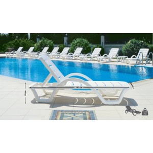 Weiße Kunststoff Sonnenliege Havana am Pool, mit verstellbarer Rückenlehne. Ideal für Garten und Terrasse.