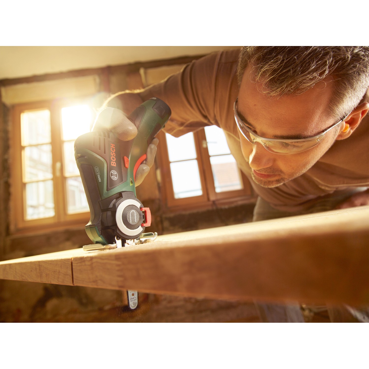 Bosch EasyCut 12 Akku-Säge mit NanoBlade beim Sägen von Holz.