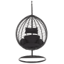 Schwarzer Beliani Hängesessel (97x106x199) mit Rattan-Optik und Kissen.