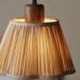 PR Home Siv Pendelleuchte: Kleine Hängelampe mit plissiertem Stoffschirm und Holzfassung.
