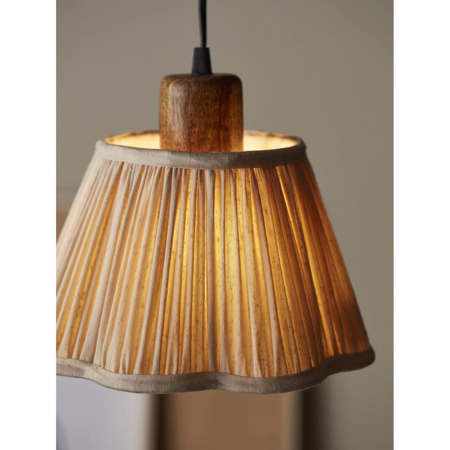 PR Home Siv Pendelleuchte: Kleine Hängelampe mit plissiertem Stoffschirm und Holzfassung.
