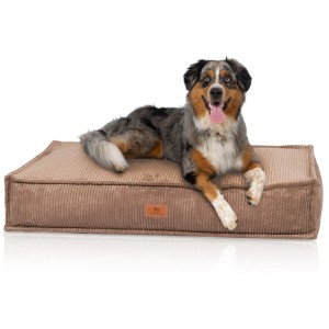 Knuffelwuff Hundekissen Lesedi Cord, 80x60cm, braun. Hund liegt entspannt auf dem Kissen.