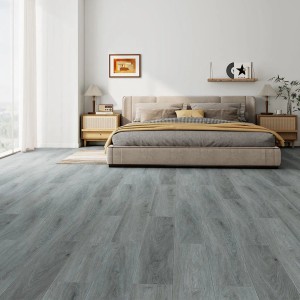 Verlegter Klebe-Vinylboden Premium DryBack Eiche Platin Grey im Schlafzimmer.