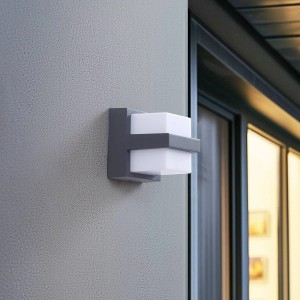 Moderne, dimmbare Lindby LED Smart Home Außenwandleuchte Fyra aus Aluminium in Alu.