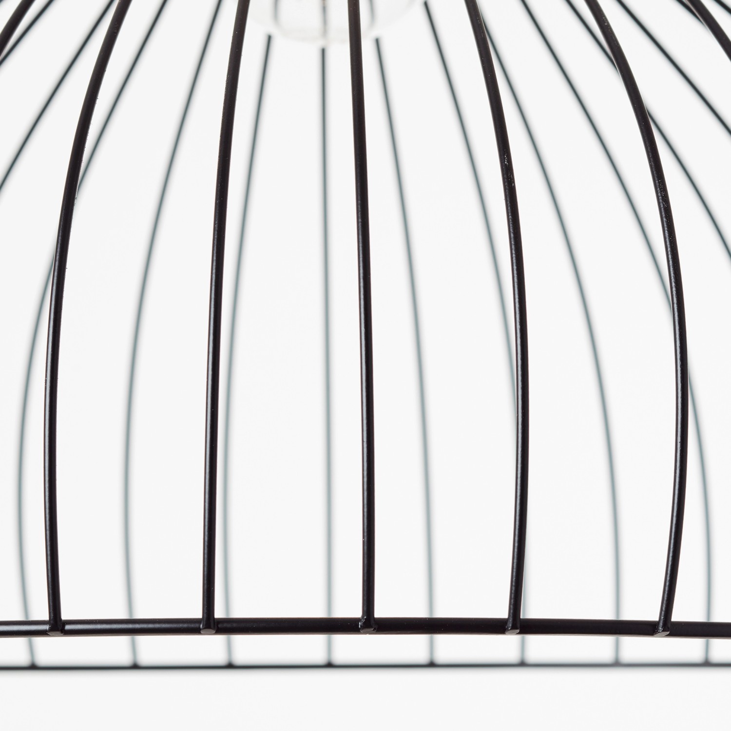 Detailansicht der schwarzen, matten Pendelleuchte Blacky Ø 40 cm mit filigranem Drahtdesign.