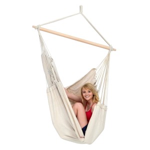 Amazonas Hängesitz Brasil Natura, 110 cm breit, mit Holzstab und Frau im Sitz.