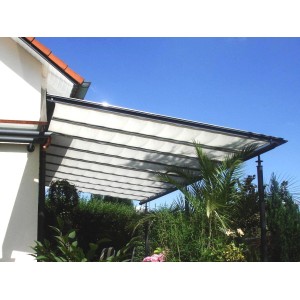 Rechteckiges, wasserabweisendes Sonnensegel, 275x91 cm, weiß, montiert an einer Pergola.