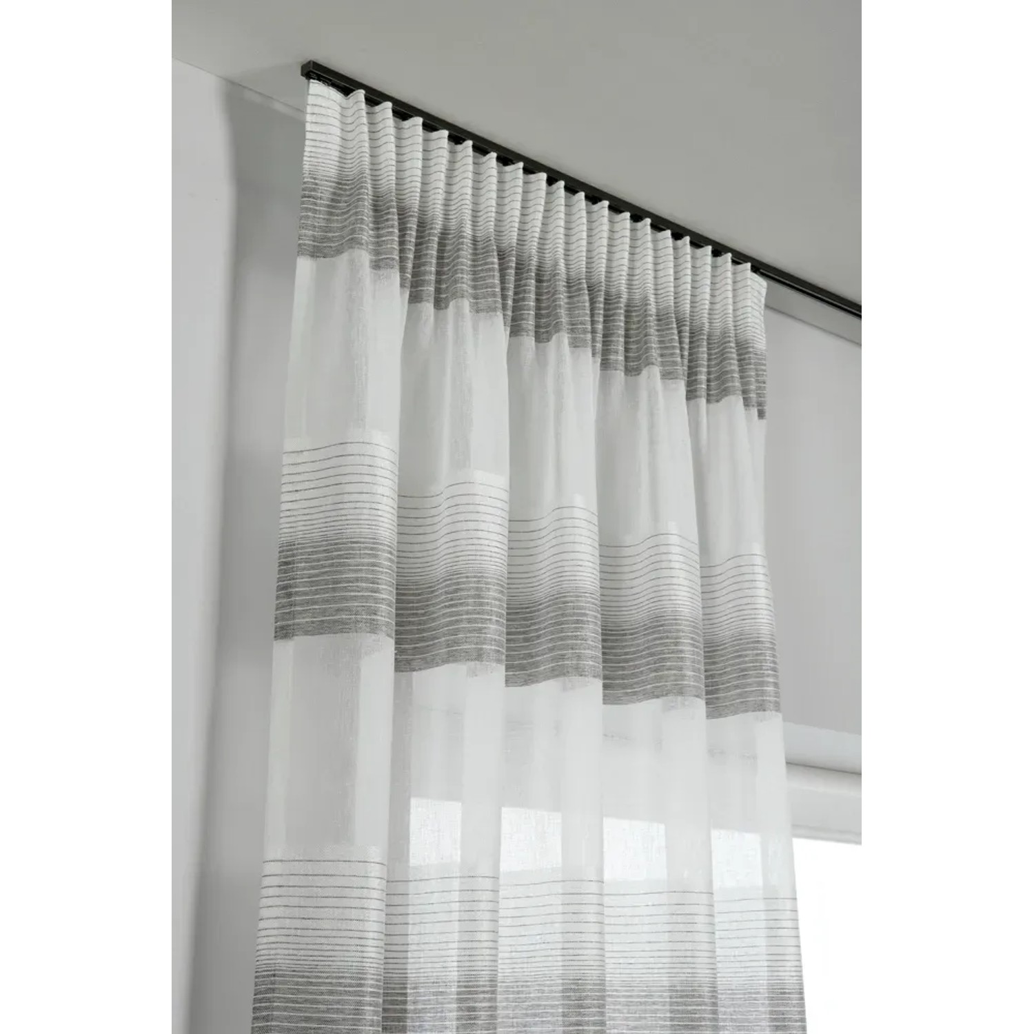 Gardinia Vorhangschienen-Set Lucy, 1-läufig, schwarz-matt, 230 cm, mit weißem Vorhang.