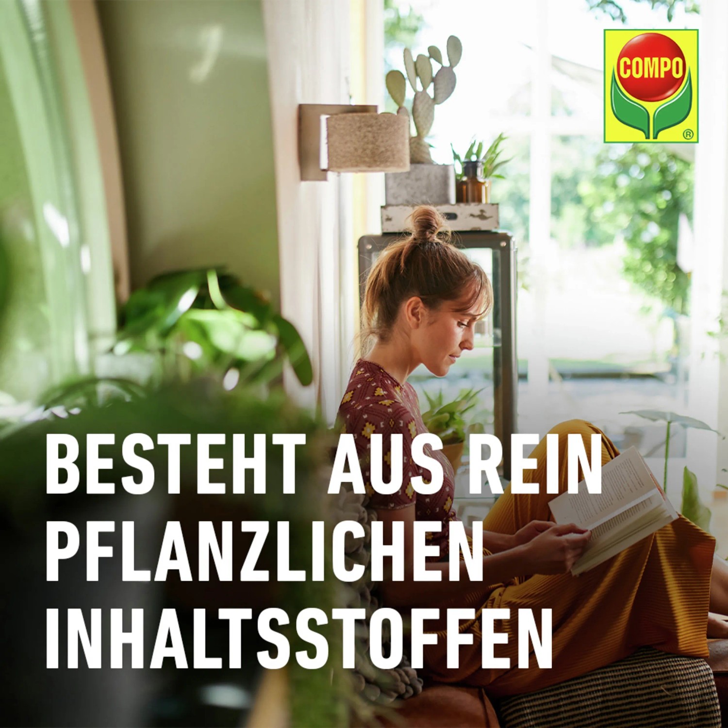 Frau liest mit Compo öko balance Pflanzendünger im Hintergrund. Universaldünger für gesundes Wachstum.