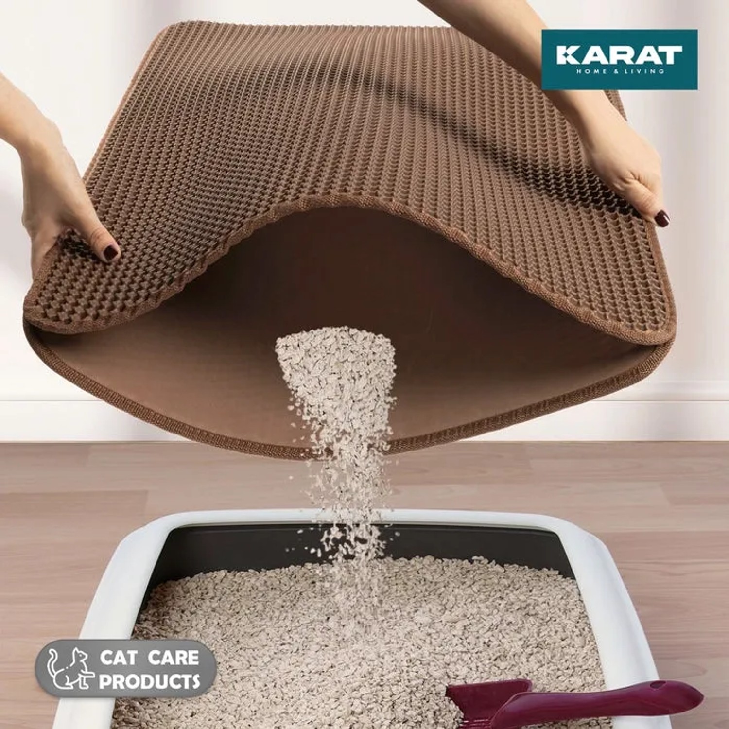 Braune KARAT Katzenstreumatte Charly mit Wabendesign über Katzenklo beim Ausleeren.