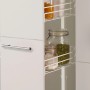 pino Küchenzeile: Kaschmirgrauer Apothekerschrank mit Lebensmitteln in Gläsern.