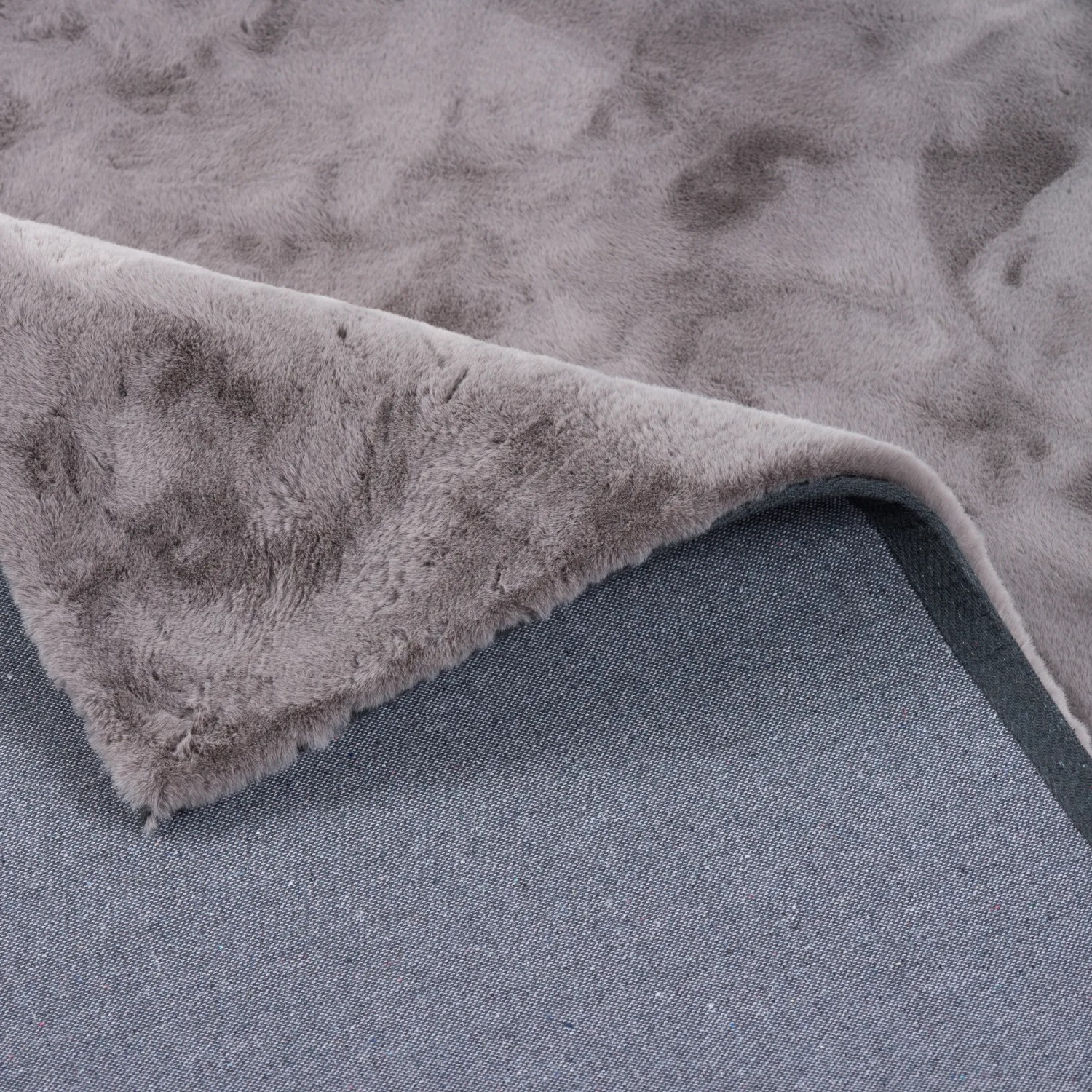 Grauer Pergamon Luxus Fellteppich (140x180cm) mit weicher, flauschiger Oberfläche.