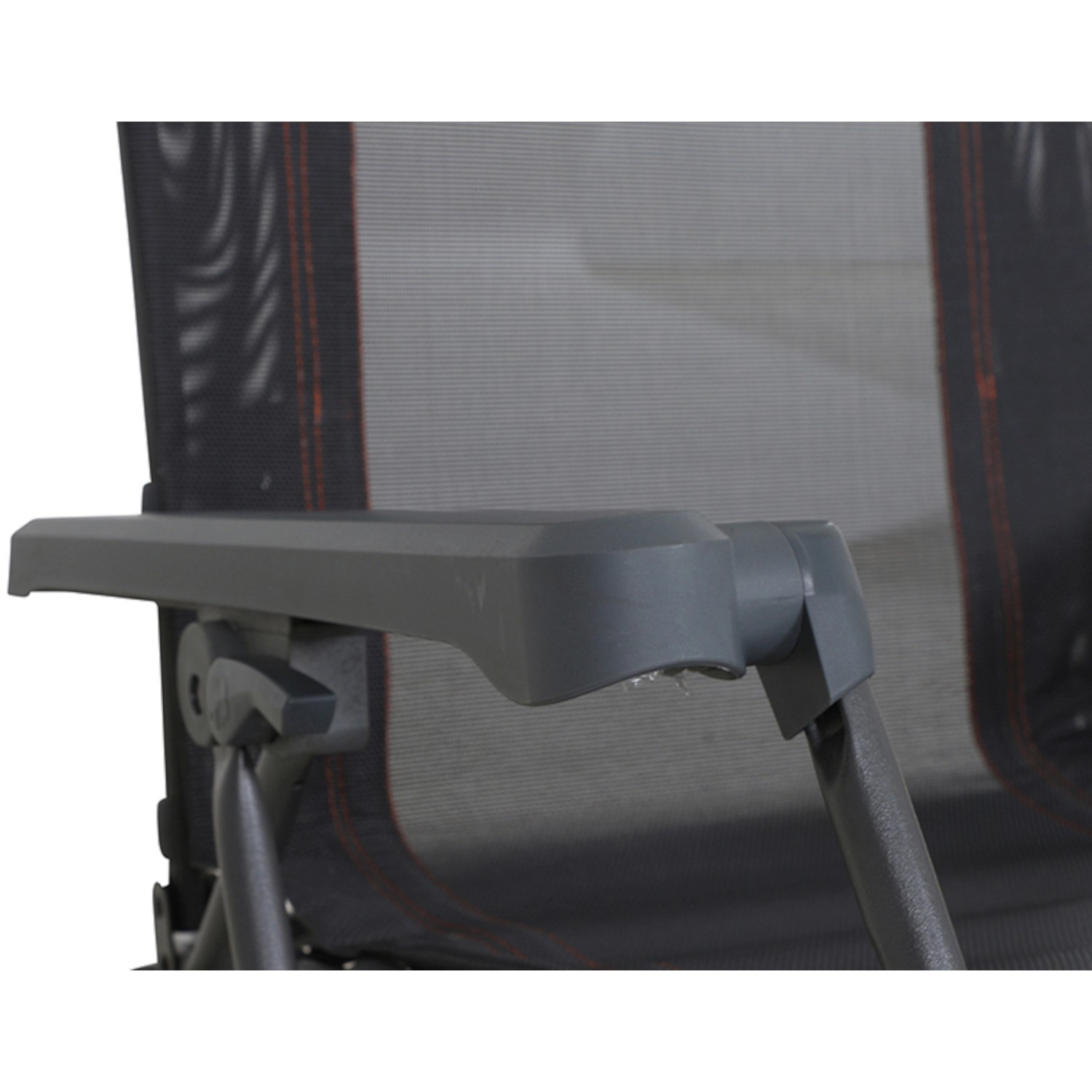 Detailaufnahme: Armlehne des anthrazitfarbenen Siena Garden Campingstuhls Relax Comfort.
