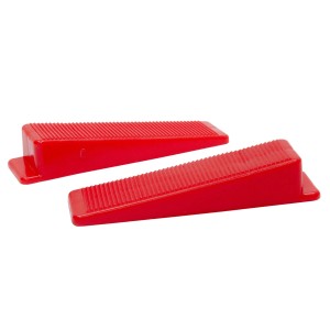 Zwei rote Dalsys Keile für Fliesen Nivelliersystem zur Verlegung von Fliesen.
