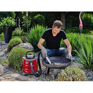 Einhell Aschesauger TC-AV 1720 DW im Einsatz beim Reinigen eines Grills.