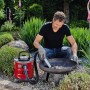 Einhell Aschesauger TC-AV 1720 DW im Einsatz beim Reinigen eines Grills.