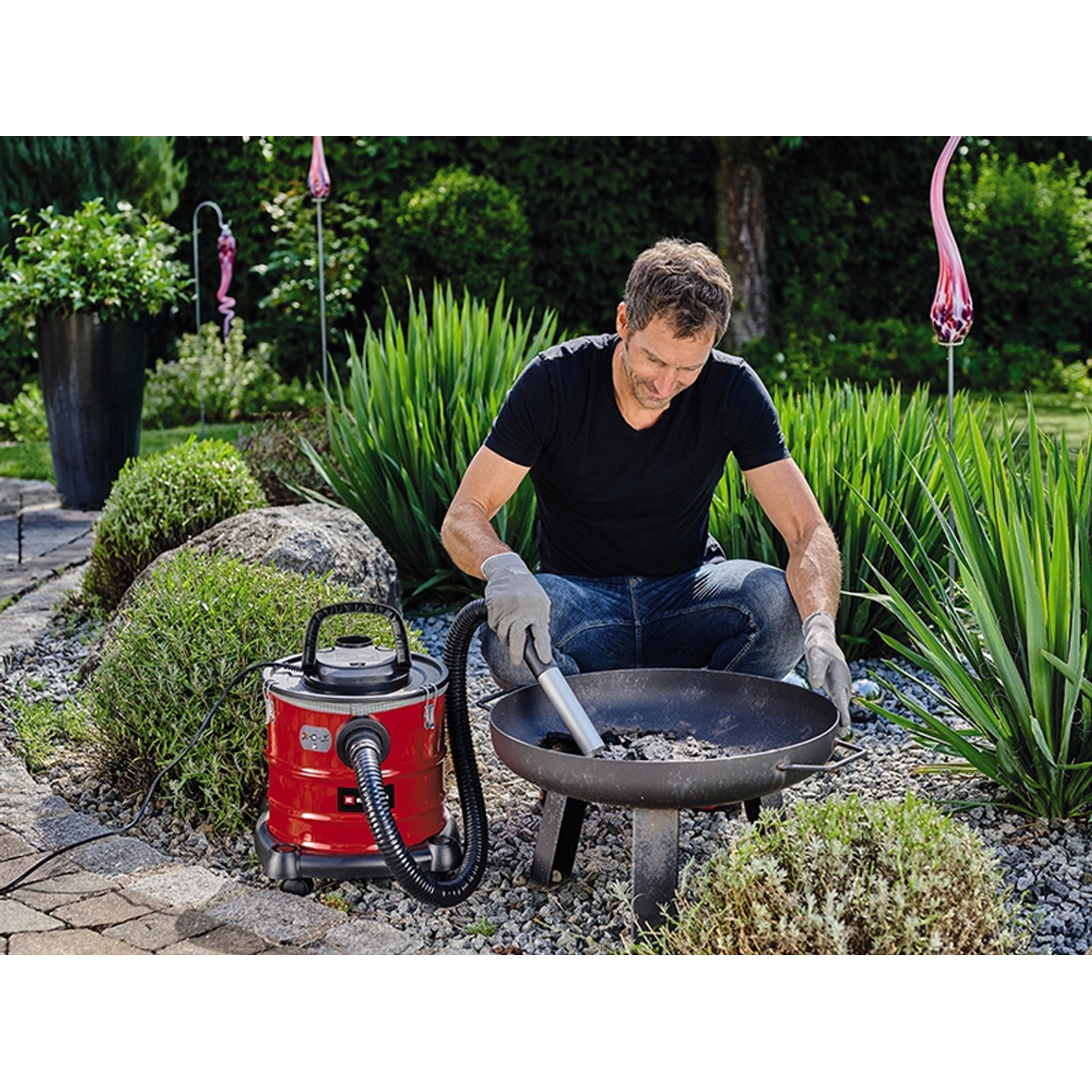 Einhell Aschesauger TC-AV 1720 DW im Einsatz beim Reinigen eines Grills.