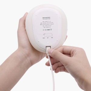 MegaLight LED Kindernachtlicht Momo Moon wird mit USB-Kabel aufgeladen.