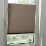 Gardinia Plissee Concept Tageslicht, 60x130 cm, Taupe, am Fenster montiert.
