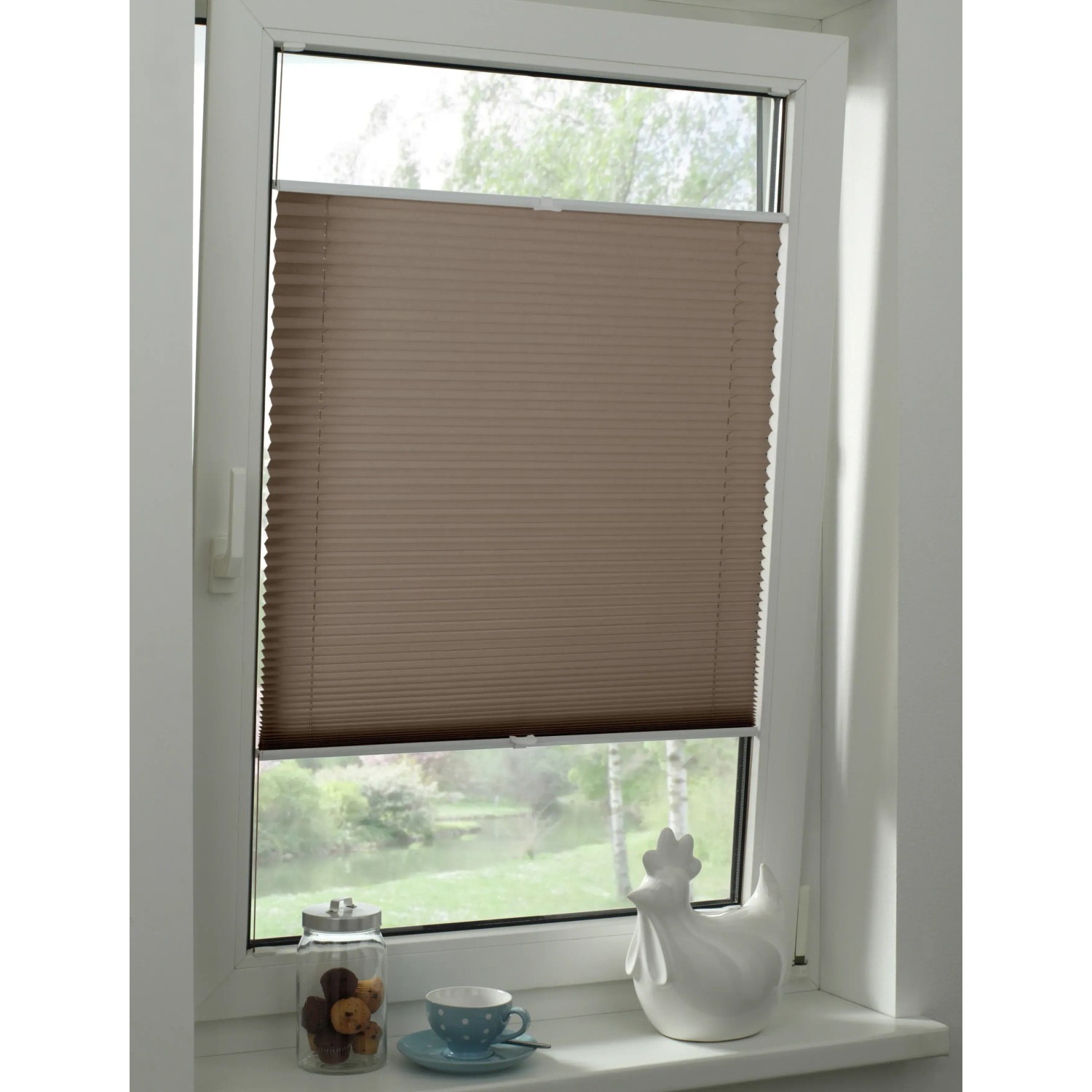 Gardinia Plissee Concept Tageslicht, 60x130 cm, Taupe, am Fenster montiert.