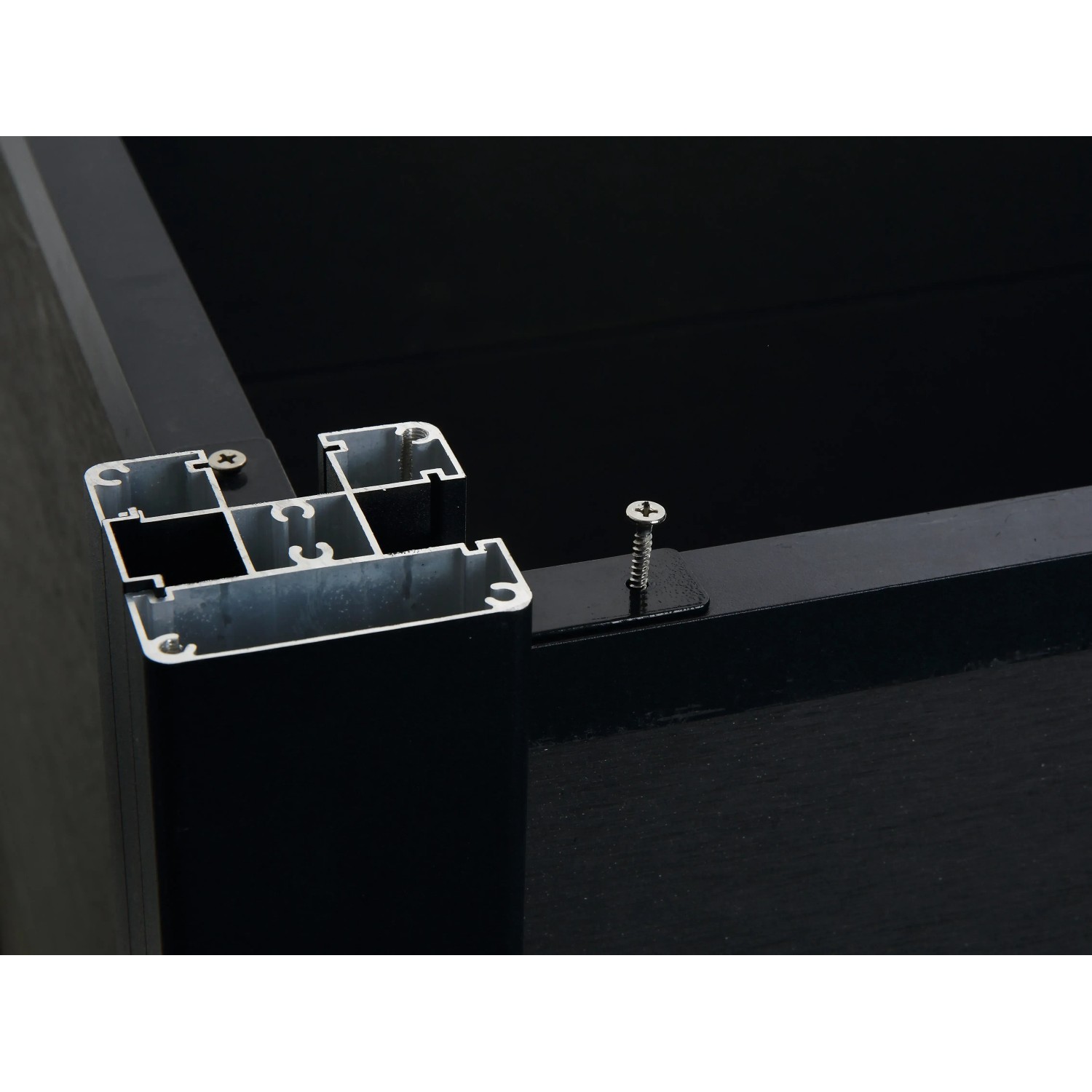 Zubehör-Set für WPC-Hochbeet: Details der Eckverbinder und Schrauben.