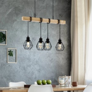 Eglo Townshend 5 Pendelleuchte mit vier schwarzen Lampen an Eichenholz-Balken.