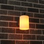 Anthrazitfarbene LED Außenwandleuchte mit zylindrischem Lampenschirm an einer Backsteinwand.