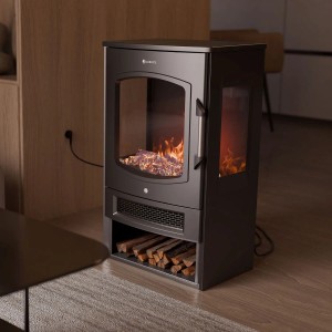 Schwarzer Juskys Elektrokamin 1800W mit Flammeneffekt und Holzfach im Wohnraum.