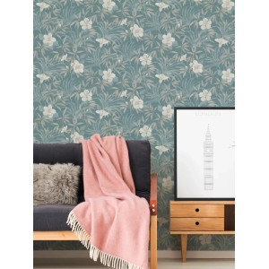 Vliestapete mit Blumen- und Dschungelmotiv in Beige und Blau, leicht strukturiert und matt.