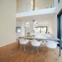 Wohnraum mit cremeweißer Vliestapete mit geometrischem Muster. Dekorative Tapete für ein modernes Ambiente.