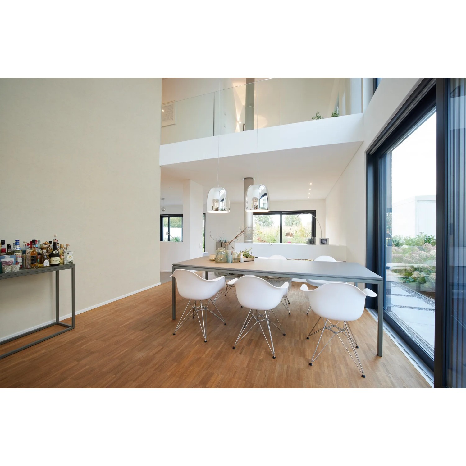 Wohnraum mit cremeweißer Vliestapete mit geometrischem Muster. Dekorative Tapete für ein modernes Ambiente.