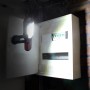 Eufab Akku-LED-Werkstattleuchte mit Magnet und Haken beleuchtet einen Sicherungskasten.